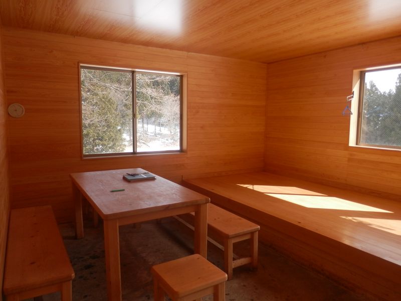 黍殻避難小屋の内部