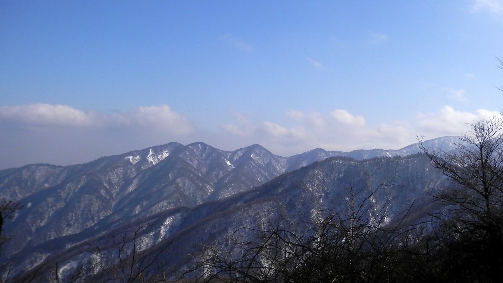 丹沢三峰（中央）と、丹沢山（右）を望む