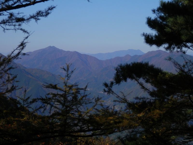 道志山塊と道志みちを望む