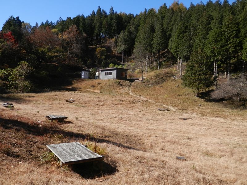 黍殻避難小屋の広場