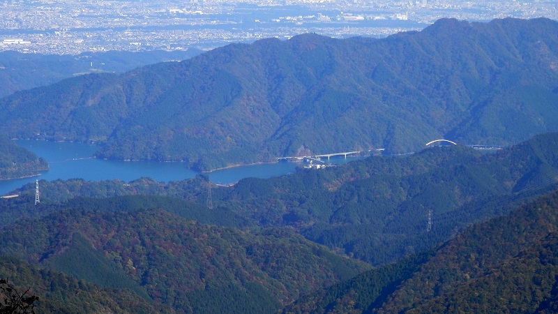 宮ヶ瀬湖を望む