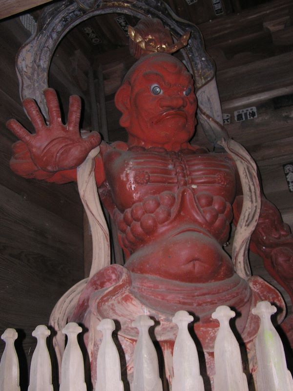 日向薬師 -- 二体の仁王像の一つ