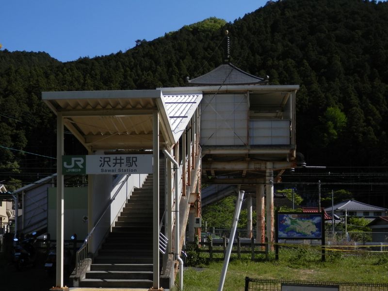 奥多摩線沢井駅。屋根の上に仏塔が乗っている。