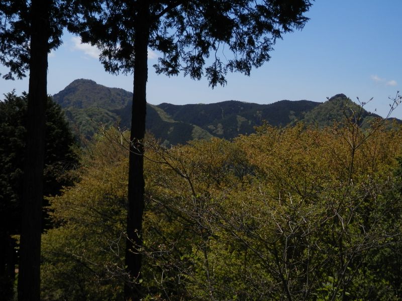 大岳山（左）と奥の院（右）