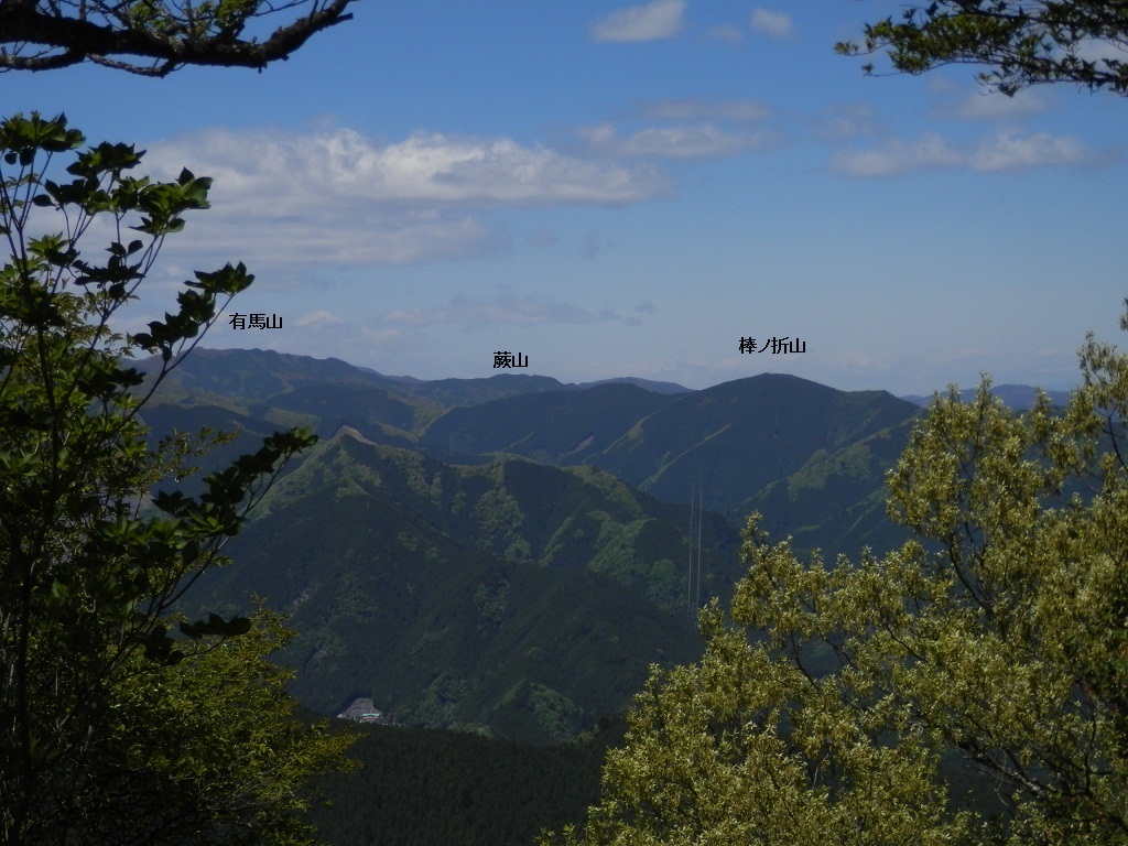 都県境尾根を望む。右に棒ノ折山。左遠方は有馬山稜。