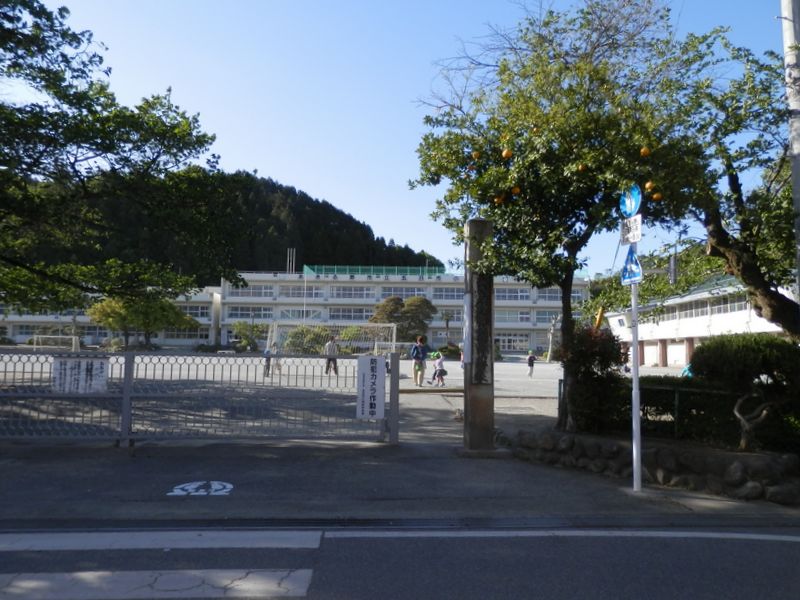 五日市小学校前を通過