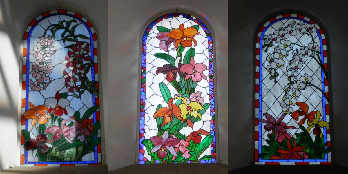 武蔵五日市駅ホーム端のステンドグラス