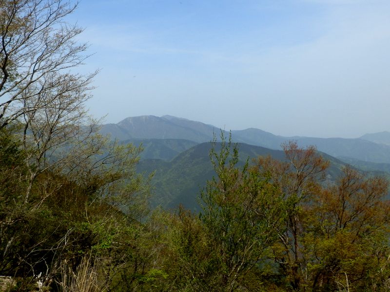 大山の手前に三ノ塔