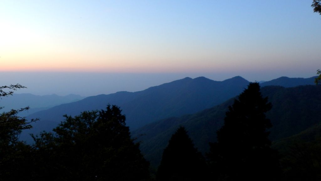丹沢三峰と栂立尾根に朝が来た