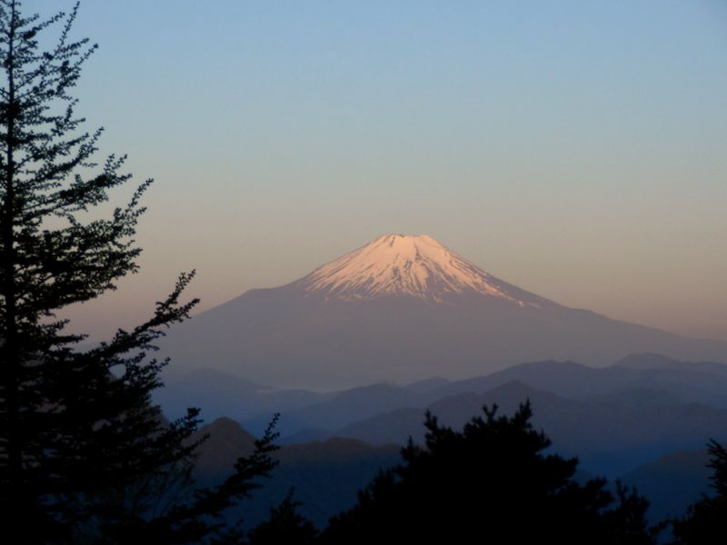 うっすらピンクの富士山