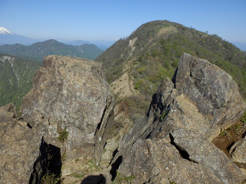 鬼ヶ岩より、蛭ヶ岳を振り返る
