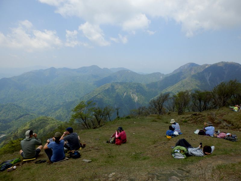 塔ノ岳より、丹沢主稜を望む