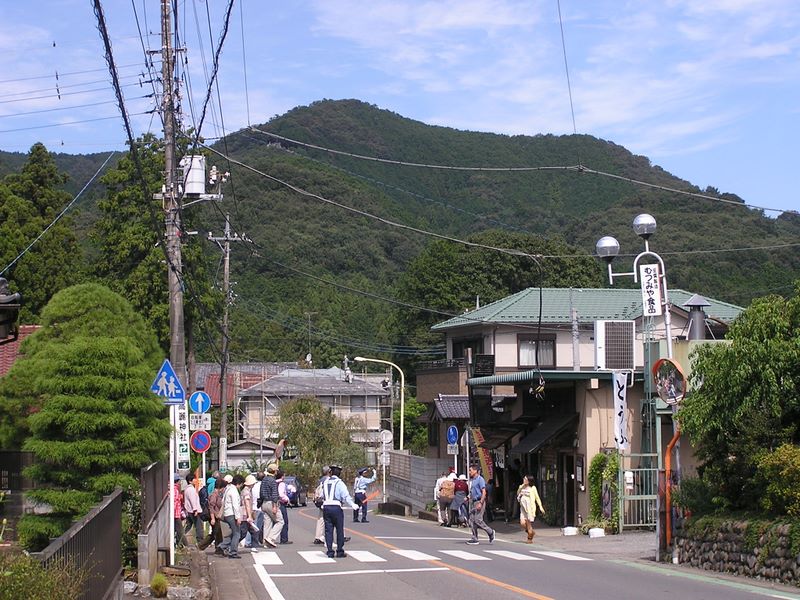 日和田山 -- 巾着田行きの人々のための交通整理