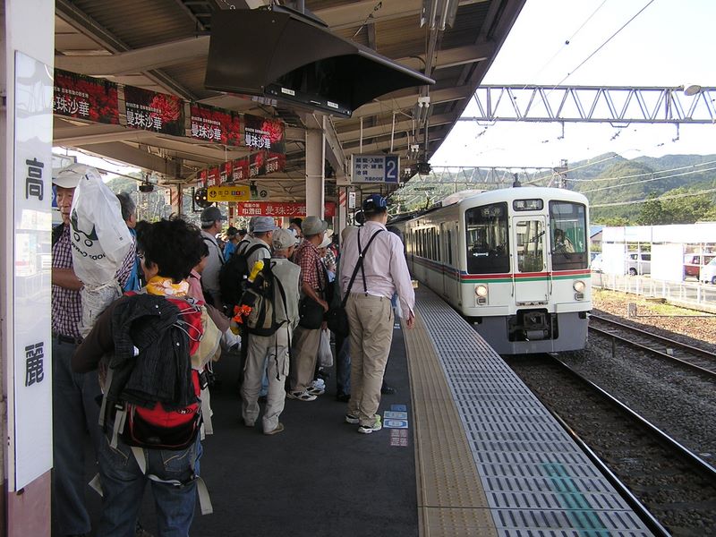 日和田山 -- 各駅停車、飯能行きが来た
