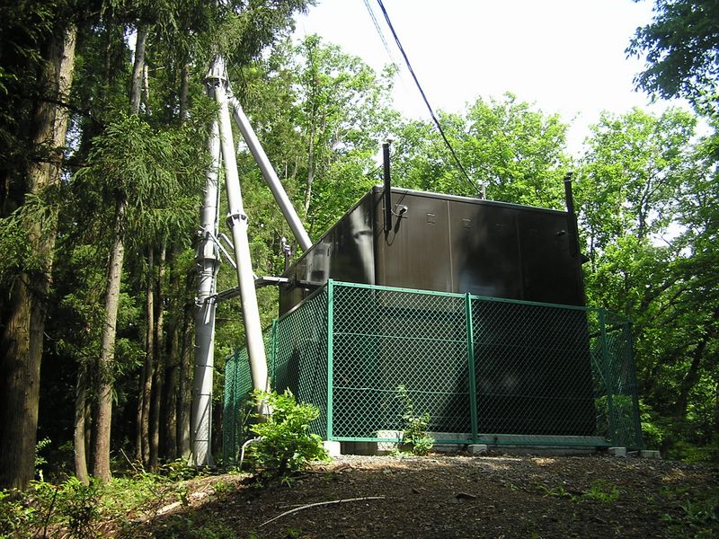 NHKの施設まで下から電気を引いている