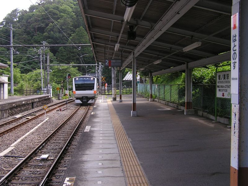 本仁田山 -- 青梅行き上り電車が入ってきた