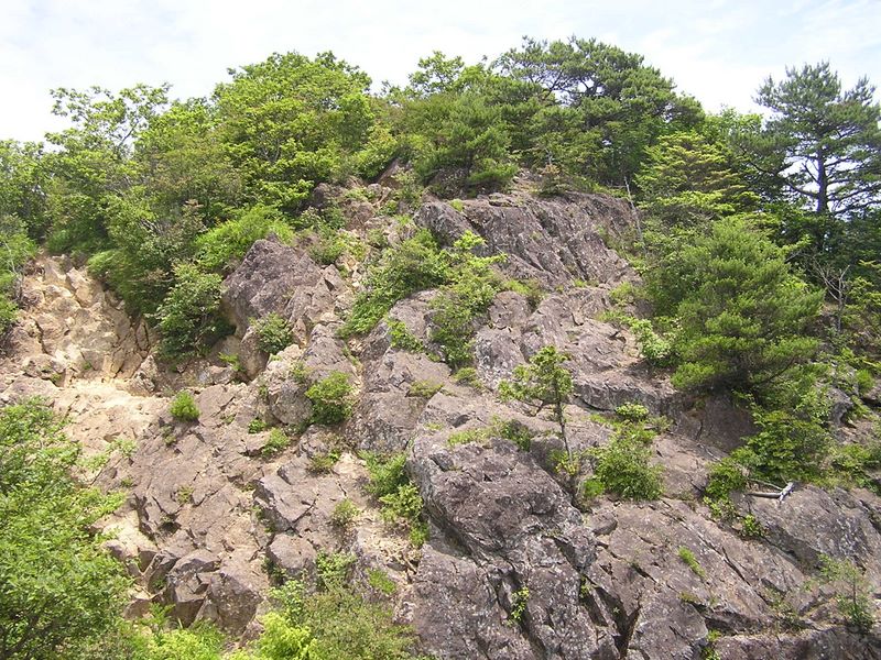 岩のテラスより本社ヶ丸を望む