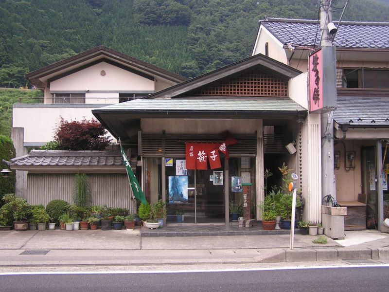 本社ヶ丸 -- 笹子餅を作っている「みどりや」