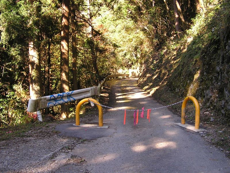 市道山・臼杵山 -- ここから先の林道は閉じていた