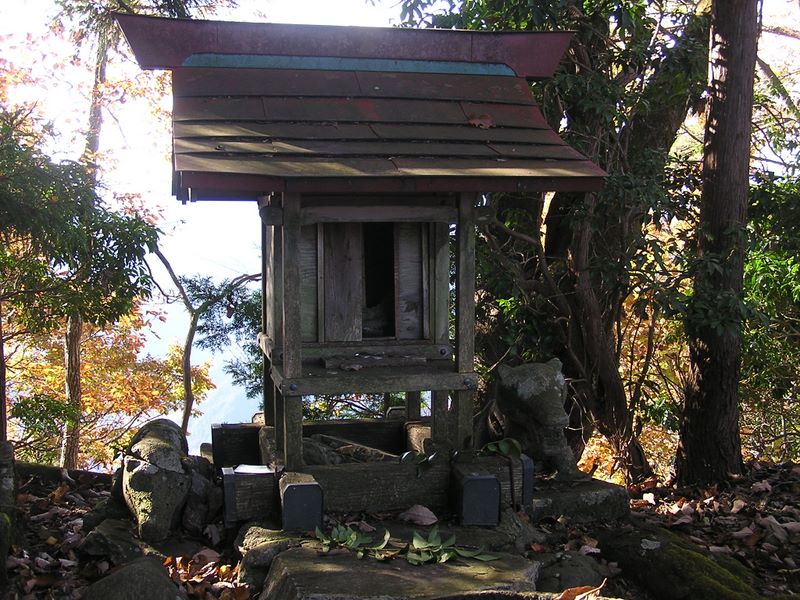 市道山・臼杵山 -- 臼杵神社の祠