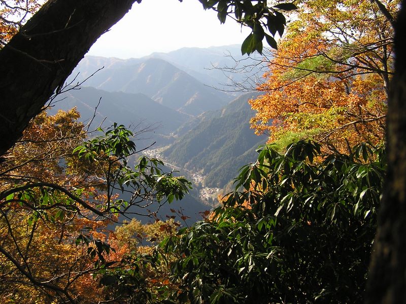 市道山・臼杵山 -- 臼杵神社より、西に檜原街道を望む