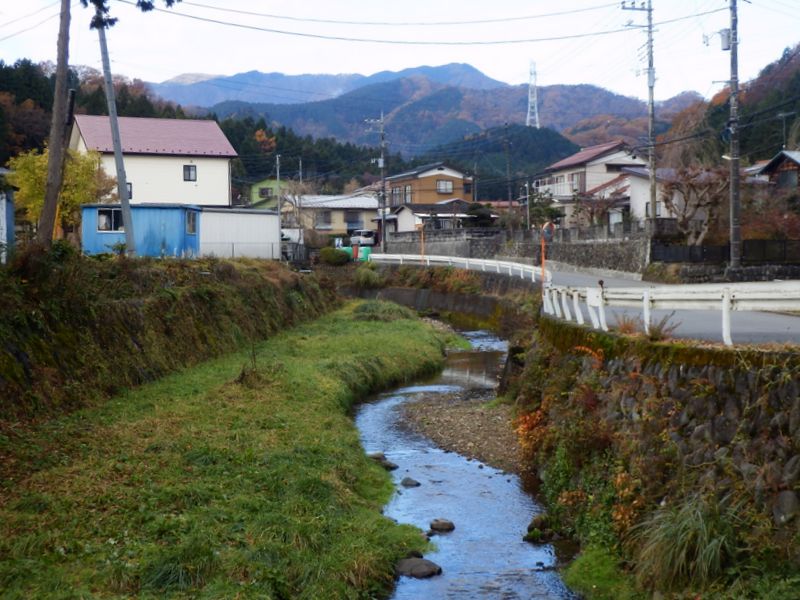 串川沿いに、上流方向へ進む