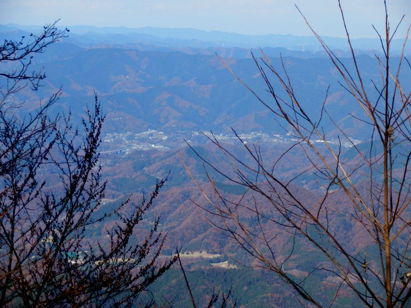 北面の山々と市街地を望む