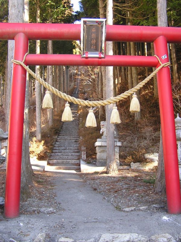 石割山 -- この鳥居の下を通って石段を昇ります