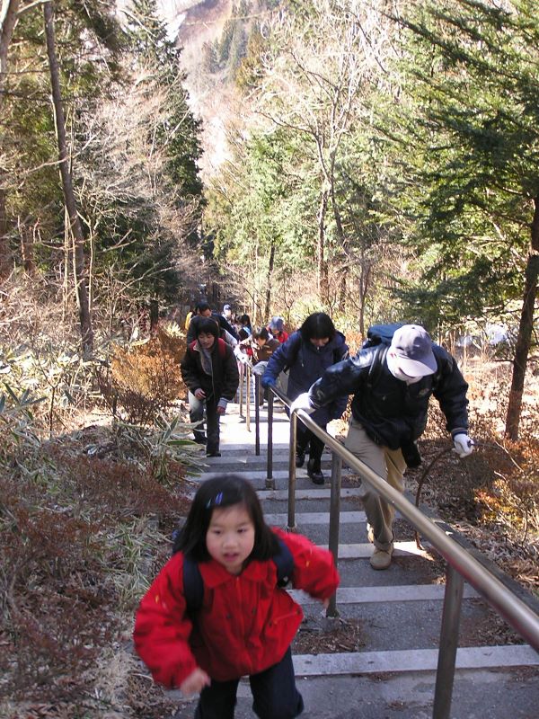 石割山 -- 娘（小2）は走って昇ります