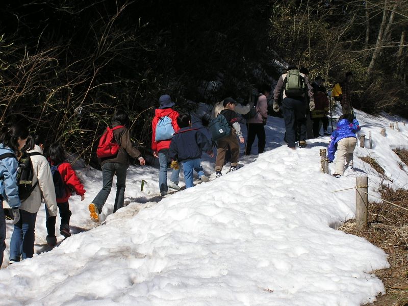 石割山 -- 残雪を踏みしめて