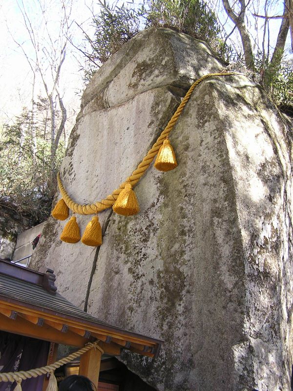 石割山 -- 割れた石