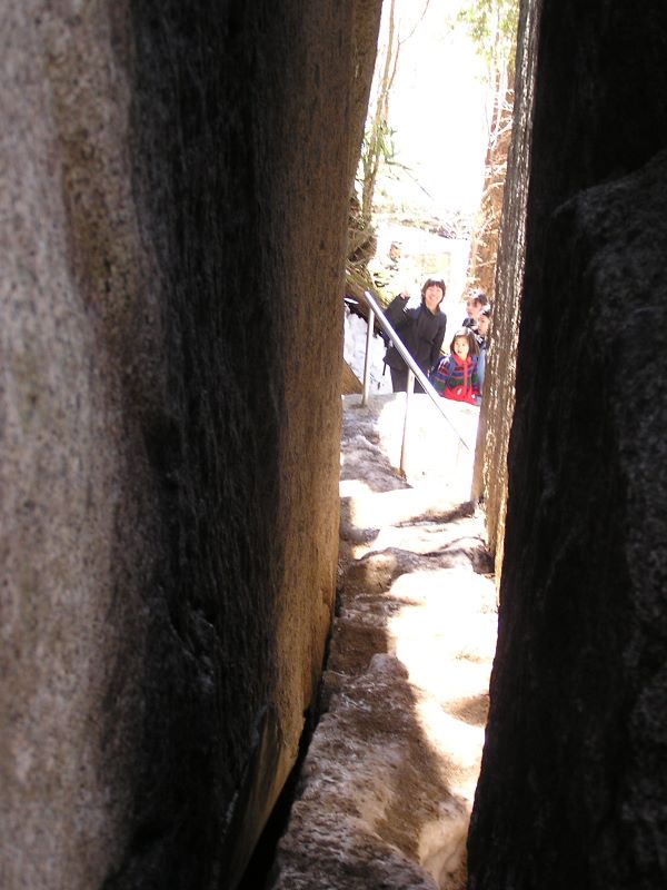 石割山 -- 石の割れ目