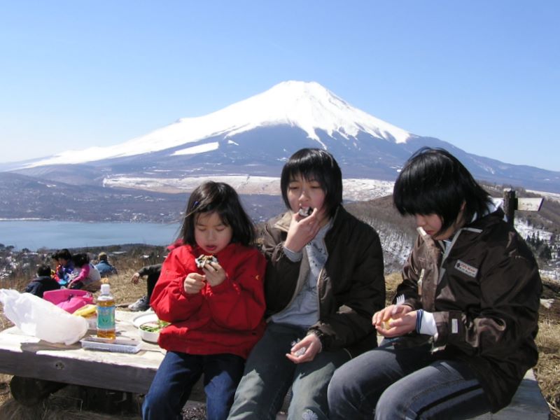 石割山 -- 平尾山頂で昼食