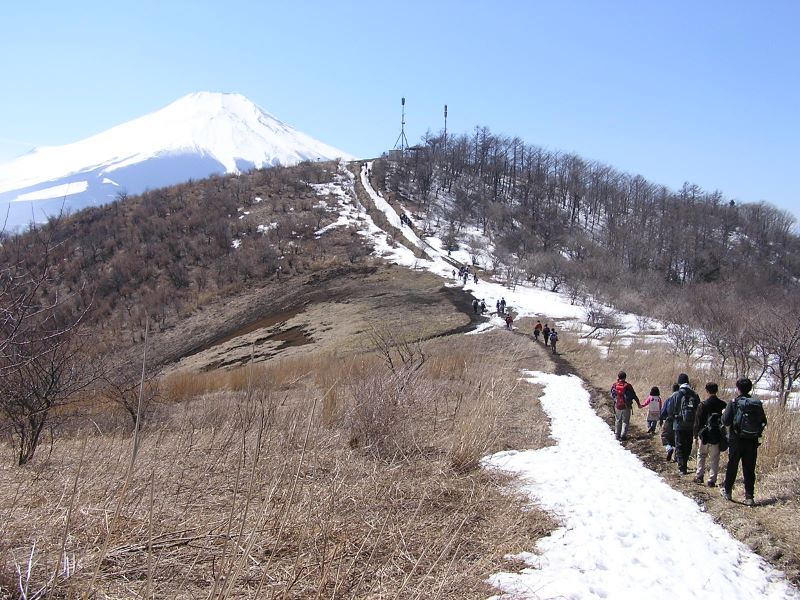 石割山 -- 行く手に大平山