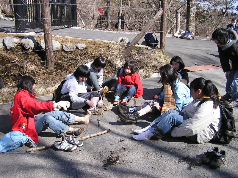 石割山 -- 歩行終了　疲れた足を解放