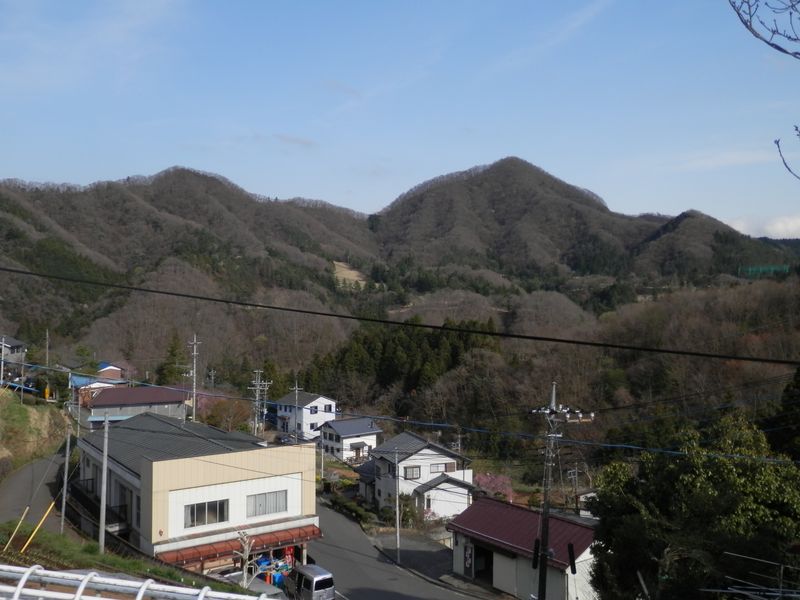 やまなみ温泉より、石砂山西峰を望む