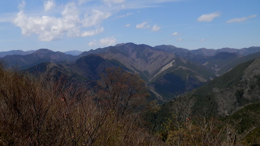 赤杭尾根と真名井北陵を差し出す川苔山