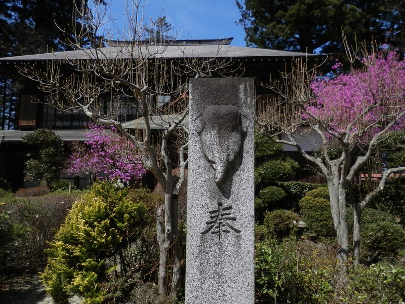 奉献の石柱に象の顔