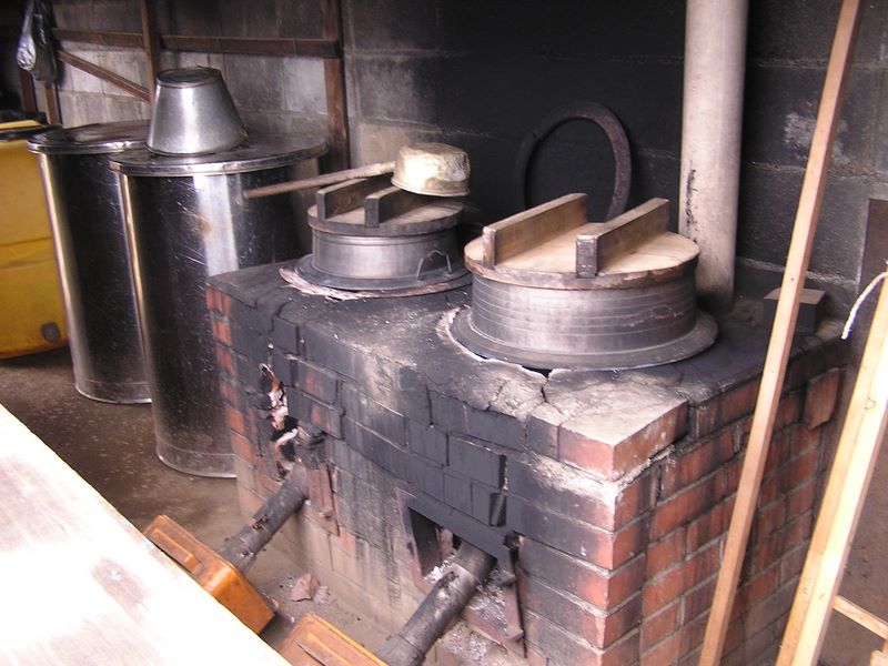 陣馬山・大名行列 -- 茶店の厨房になつかしい竈