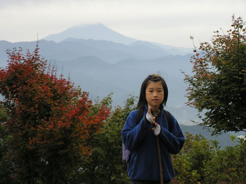陣馬山・大名行列 -- どうにか見えた富士山