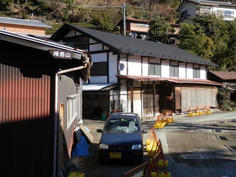 栃谷集落から、登山道に通じる路地に入る