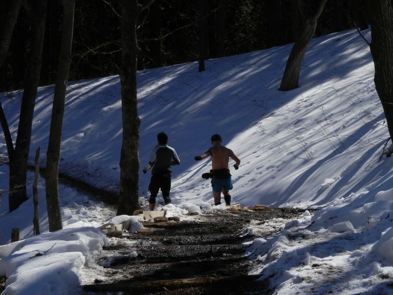 半裸で雪山のトレイルラン
