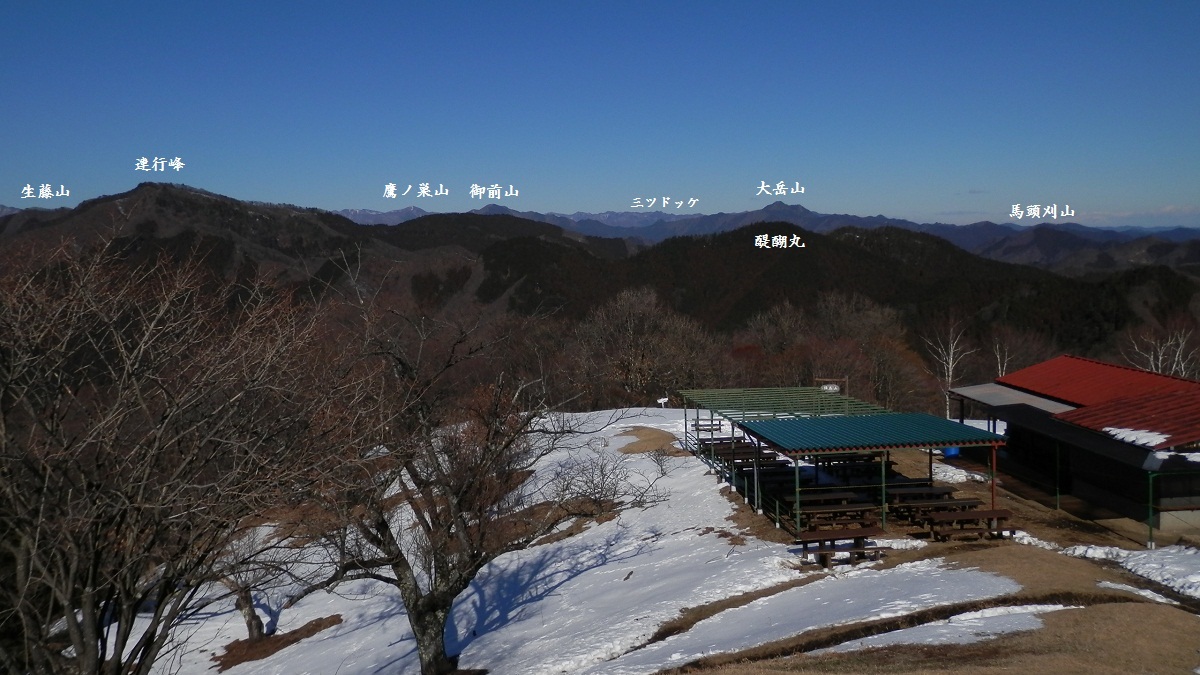 陣馬山頂より北西を望む
