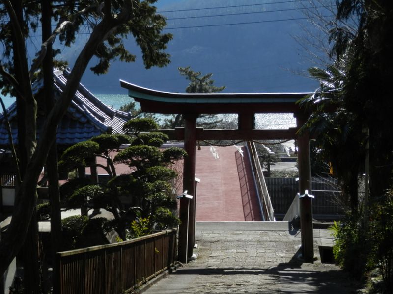 与瀬神社の鳥居と慈眼寺の鐘楼