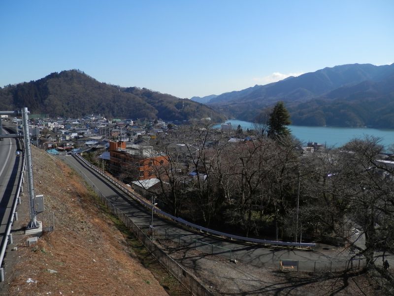 嵐山（左）と石老山（右）