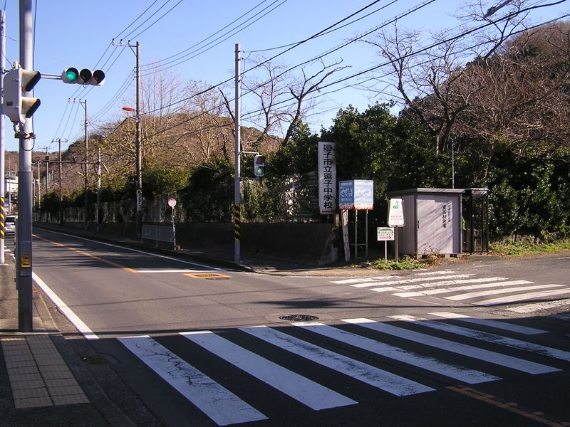 神武寺から鷹取山 -- 厨子中学校手前で右折し、山に向かう