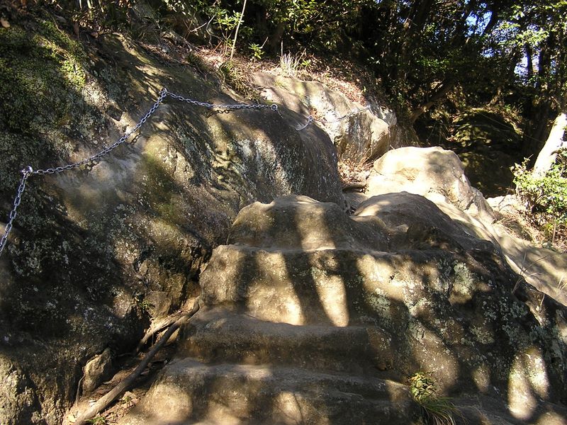 神武寺から鷹取山 -- クサリ場もある