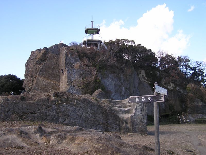 神武寺から鷹取山 -- 鷹取山頂　岩登りをしている人も