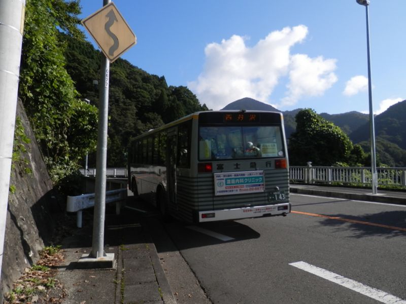 浅瀬入口でバスを降りる