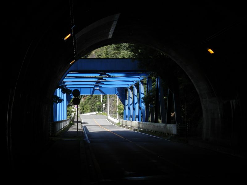 落合トンネルを通り抜ける